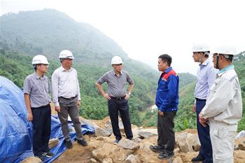Chủ tịch Hội đồng thành viên EVN tiếp tục kiểm tra những điểm thi công nhiều khó khăn công trình đường dây Lào Cai - Vĩnh Yên