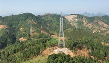 Cận cảnh thi công lắp dựng cột điện trên công trường đường dây 500kV Lào Cai - Vĩnh Yên