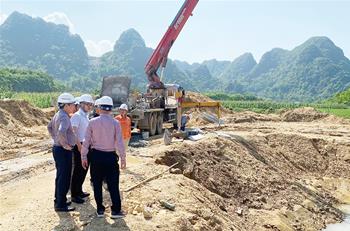 Huy động tăng cường nhân lực lắp, dựng cột gói thầu số 4 đường dây 500kV Lào Cai – Vĩnh Yên